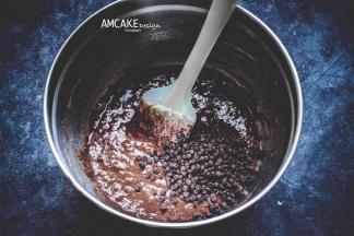 加入巧克力豆，刮刀轻轻拌匀