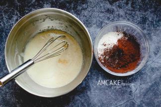 将面粉，可可粉，泡打粉装入小碗中