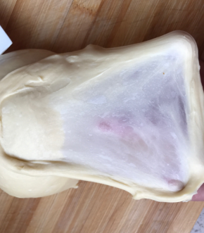 水油皮和油酥分别和面，因面粉吸水度不同，酌情加，不要一下子都倒进去。揉至光滑出薄膜。