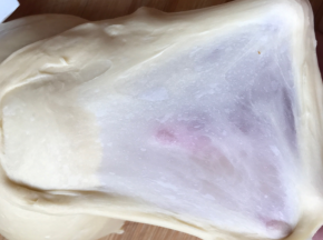 水油皮和油酥分别和面，因面粉吸水度不同，酌情加，不要一下子都倒进去。揉至光滑出薄膜。