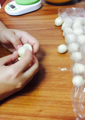 水油皮面团。包裹油酥皮，包好。