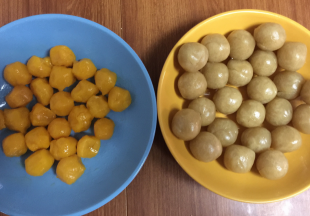 莲蓉馅分成20个，包裹蛋黄。莲蓉馅的做法在500克月饼的菜谱中。