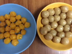 莲蓉馅分成20个，包裹蛋黄。莲蓉馅的做法在500克月饼的菜谱中。