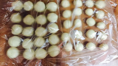 水油皮和油酥面团。分别分成20个。空气干燥，全程操作都盖保鲜膜。