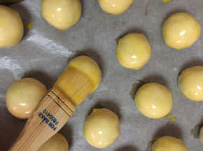 烤箱预热，给蛋黄酥刷一遍蛋黄液，入烤箱180度烤5分钟。