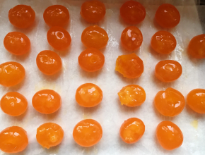 用新鲜咸鸭蛋磕出来的蛋黄更好，取出去掉蛋黄膜，喷白酒烤180度，5-8分钟。