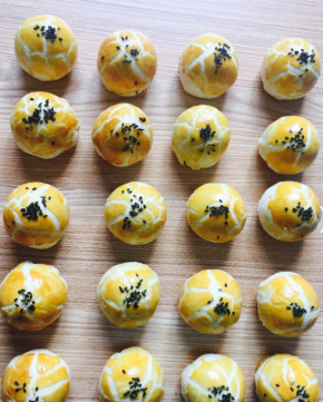 然后再刷一遍蛋液，撒芝麻。继续再烤25分钟。