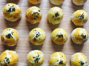 然后再刷一遍蛋液，撒芝麻。继续再烤25分钟。