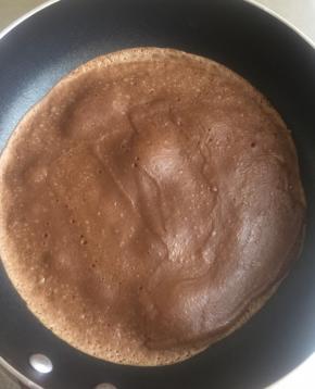 不沾锅厚底锅，不用刷油，锅开最小火，锅子离开火源，然后倒入面糊，转动，均匀铺满锅底后，放入火源上，边缘起来后，翻面。