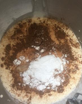 晾凉过程打奶油，奶油加糖粉可可粉，先用刮刀搅匀，省得一会儿打奶油飞起来， 打至7分发，很大流动性，提起来能滴落