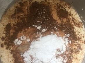 晾凉过程打奶油，奶油加糖粉可可粉，先用刮刀搅匀，省得一会儿打奶油飞起来， 打至7分发，很大流动性，提起来能滴落