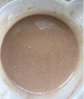 慢慢加入牛奶搅匀至无颗粒状态，过筛后包保鲜膜冰箱冷藏半小时