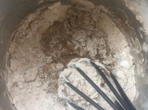 鸡蛋和糖搅匀然后和面粉可可粉初步搅一下