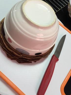 面皮叠起来用差不多的碗扣住，用刀将边缘划掉