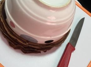 面皮叠起来用差不多的碗扣住，用刀将边缘划掉