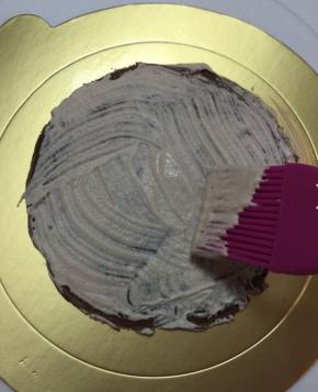 弄适量奶油铺好，一层一层叠加面皮