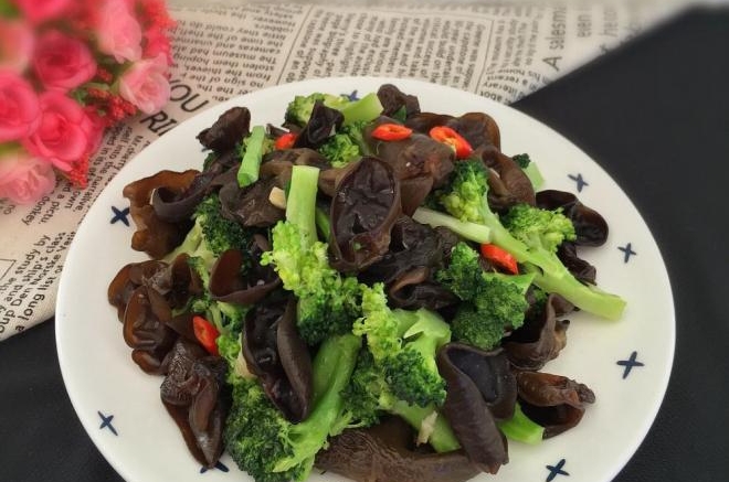 黑木耳炒西兰花