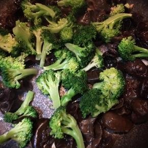 倒入西兰花和黑木耳不停翻炒。