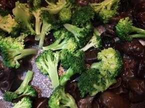 倒入西兰花和黑木耳不停翻炒。