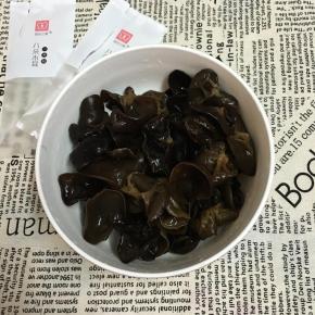 黑木耳泡发洗净备用。