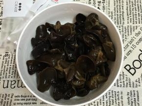 黑木耳泡发洗净备用。