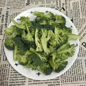 西兰花掰小块洗净沥干水备用。