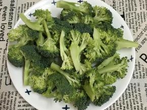 西兰花掰小块洗净沥干水备用。