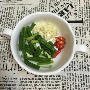 香葱切段，蒜头切碎，小米椒切圈备用。