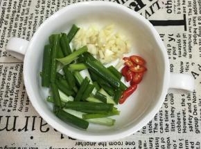 香葱切段，蒜头切碎，小米椒切圈备用。