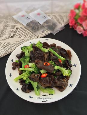 出锅装盘，上桌享用吧。