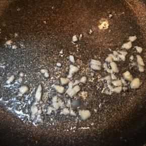 起锅，加入油，大火烧热，下入蒜末煸出香味。