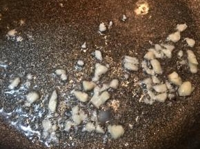 起锅，加入油，大火烧热，下入蒜末煸出香味。