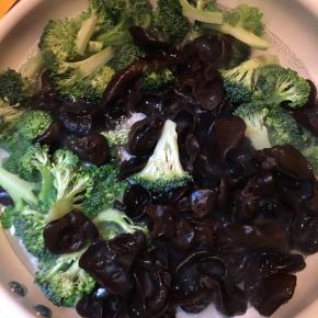 锅中加入清水，大火煮开，放入西兰花和黑木耳焯一下，捞出沥干备用。