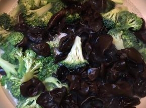 锅中加入清水，大火煮开，放入西兰花和黑木耳焯一下，捞出沥干备用。