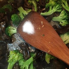 炒至水分快收干时调入盐和鸡精翻炒均匀。