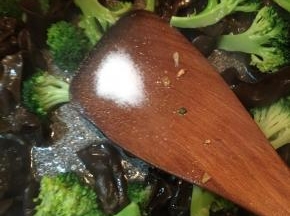 炒至水分快收干时调入盐和鸡精翻炒均匀。