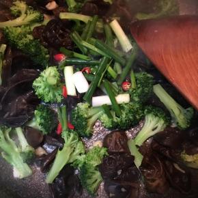 倒入葱段和小米椒炒匀即可关火。