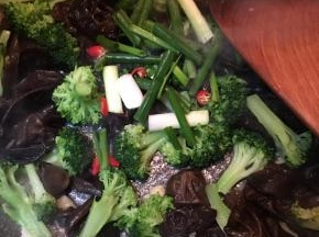 倒入葱段和小米椒炒匀即可关火。