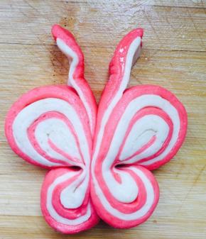 也可以做一个封口处在顶端且相对，拉出来一点，当蝴蝶的触角。