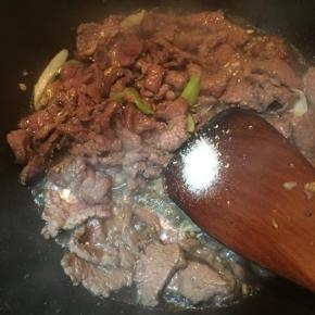 炒至颜色变白，调入盐和鸡精翻炒均匀。