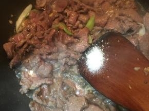 炒至颜色变白，调入盐和鸡精翻炒均匀。