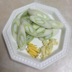 大葱切片，生姜切丝，蒜头切碎备用。