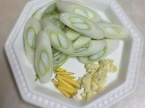 大葱切片，生姜切丝，蒜头切碎备用。