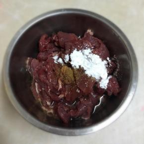 牛肉洗净沥干水分，切薄片，放入碗中，调入酱油和孜然粉，再加入玉米淀粉和1小勺食用油，用手抓匀备用。