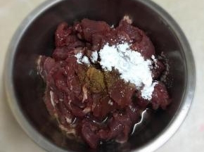 牛肉洗净沥干水分，切薄片，放入碗中，调入酱油和孜然粉，再加入玉米淀粉和1小勺食用油，用手抓匀备用。