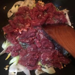 炒至颜色变白，调入盐和鸡精翻炒均匀。