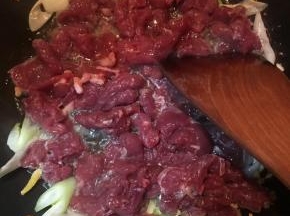 炒至颜色变白，调入盐和鸡精翻炒均匀。