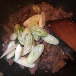 再倒入剩余的大葱炒至断生即可关火。