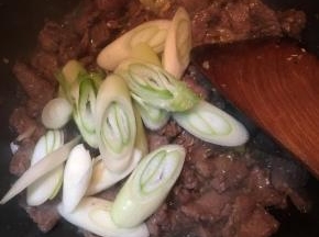 再倒入剩余的大葱炒至断生即可关火。