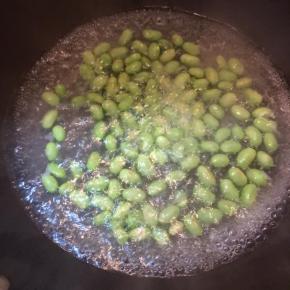 锅中加入少许清水，倒入毛豆煮熟，捞出沥干水备用。